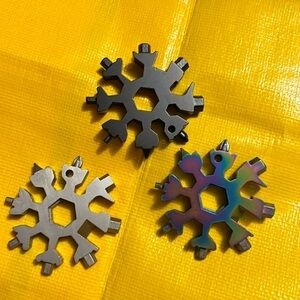 Multi tool snowflake 👑 $6 if purchased with another item